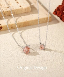 Collier élégant en argent S925 avec pierre rose sur fond de texture en pierre