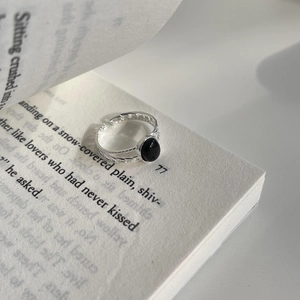 Minimalist 925 sterling silver open ring featuring black onyx and woven texture design
