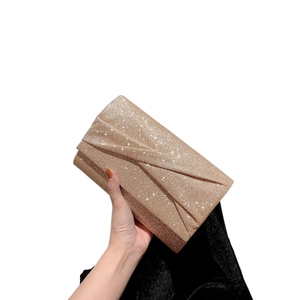 Pochette de soirée dorée pailletée avec texture croisée élégante et bandoulière chaîne