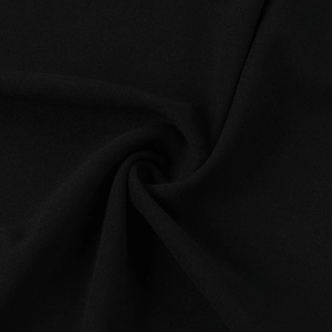 Gros plan sur le tissu mousseline noir montrant le drapé doux et la texture élégante de robe