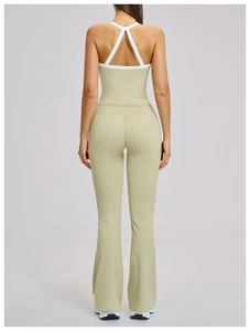 Gedetailleerd achteraanzicht van lichtgroene yogaset met gekruiste bandjes en flared broek