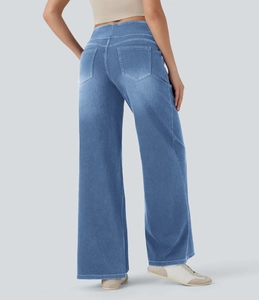 Detailansicht der High-Waist-Jeans mit weitem Bein und weißen Kontrastnähten an den Taschen