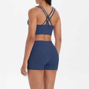 Détail d'un ensemble de yoga marine avec short taille haute et soutien-gorge à bretelles