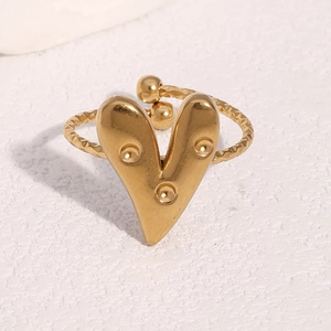 Détails de la bague coeur plaquée or 18 carats avec un design d'anneau texturé unique