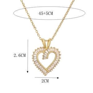 Détail du collier cœur doré montrant la chaîne 45+5cm et les dimensions 2,6x2cm