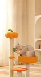 Detalle del rascador para gatos con forma de calabaza y postes de sisal con plataformas