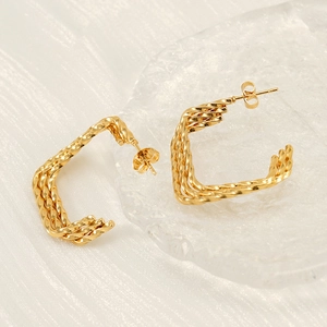 Créoles torsadées chic plaquées or 18 carats avec texture tissée et fermoirs papillon