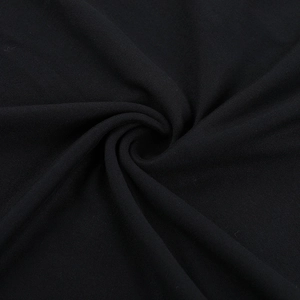 Détail du tissu en maille noire avec des plis en spirale et une texture souple
