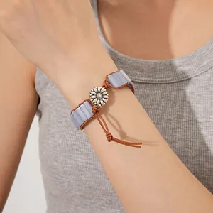 Bracciale bohémien in pelle con pietra viola e ciondolo a girasole indossato da un modello