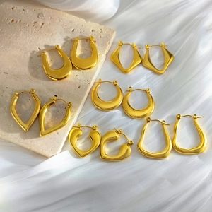 Lot de six boucles d'oreilles géométriques en acier doré 18 carats sur soie