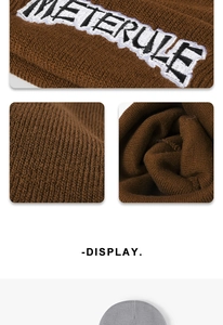 Détail de la maille serrée et broderie de lettres de haute qualité sur les bonnets chauds