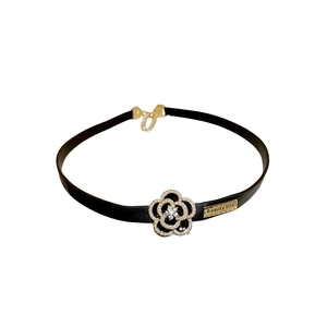 Collier ras-de-cou en cuir noir avec pendentif fleur de camélia orné de perles et strass