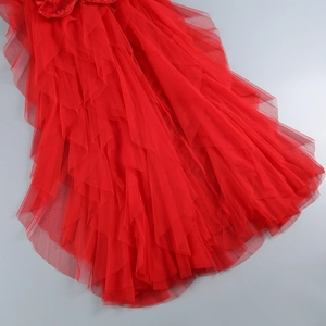 Détail de la jupe en tulle rouge montrant les couches de maille multicouche