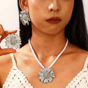 Vintage chunky sunflower jewelry set with silver flower earrings and rope chain necklace