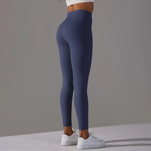 Vue détaillée arrière d'un legging de yoga taille haute bleu marine avec effet galbant