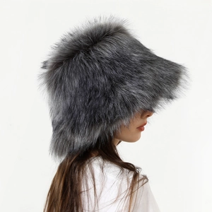 Dettaglio della texture in finta pelliccia grigia su un cappello invernale