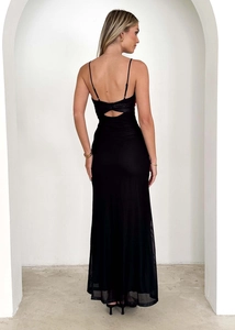 Vue arrière d'une robe longue noire avec dos nu et détail évidé à la taille