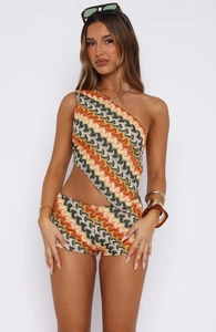 Détail de l'ensemble de plage deux pièces avec imprimé géométrique orange et haut court