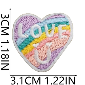 Dettaglio toppa ricamata a cuore arcobaleno con testo LOVE U e dimensioni precise