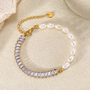 Gold-plated stainless steel bracelet with freshwater pearls and cubic zirconia stones