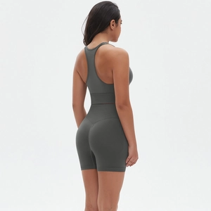 Vista posteriore del set yoga grigio antracite con reggiseno sportivo vogatore e shorts
