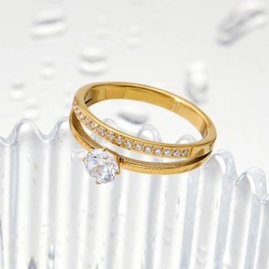 Bague double couche dorée élégante avec diamants pavés et une pierre de zircone