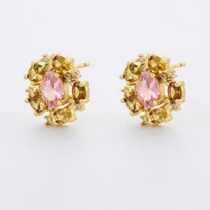 Eleganti orecchini a fiore con pietra centrale rosa e petali di zircone color ambra