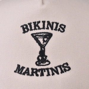 Berretto da baseball in cotone beige con ricamo Bikinis Martinis e logo a vetro