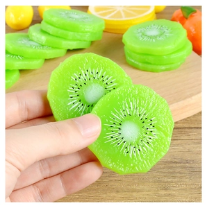 Tranche de kiwi réaliste en PVC avec graines détaillées pour décoration et accessoires