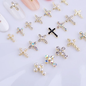 Ciondoli di lusso per nail art in lega con pietre nere, perle e strass a forma di croce