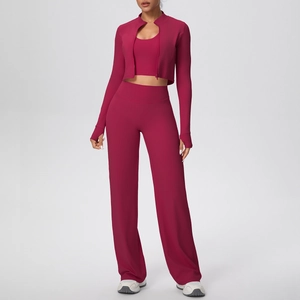 Vue détaillée d'un ensemble de fitness rose 3 pièces avec veste, haut et pantalon large