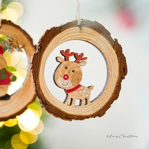 Nordischer Weihnachtsanhänger aus Holz mit buntem Rentier-Motiv für den Tannenbaum