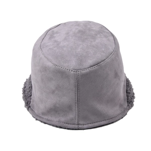 Detail eines grauen Wildleder-Fischerhutes mit warmem Lammfell-Futter für den Winter