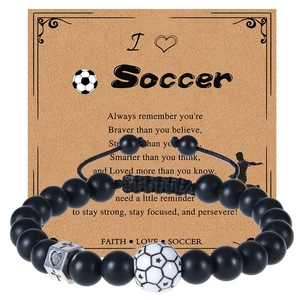 Pulsera de fútbol con cuentas mate negras y cruz en tarjeta de regalo motivadora