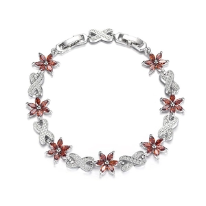 Dettaglio del bracciale in argento S925 con fiori di glicine viola e zirconi rossi