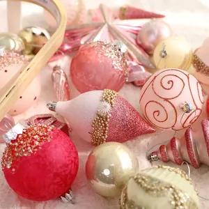 Décorations de Noël roses et blanches de formes variées sur tissu en peluche doux