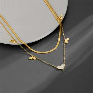 Collier double rang en acier titane doré avec pendentifs cœurs en nacre