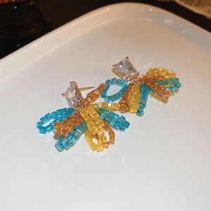 Vue détaillée de boucles d'oreilles géométriques perlées colorées avec zircons carrés