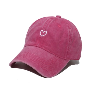 Casquette rétro en coton délavé rose rouge avec broderie coeur blanc minimaliste