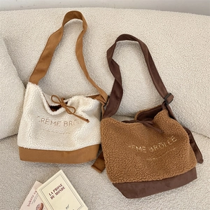 Gros plan de sacs cabas en peluche brodés Crème Brûlée en beige et marron foncé