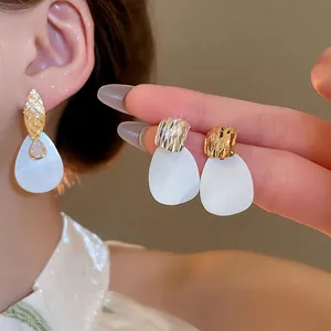 Eleganti orecchini in oro 24 carati e argento con pendenti in madreperla bianca a cuore
