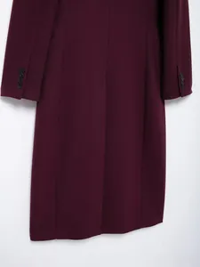 Gros plan d'un manteau en laine violet avec poignets à quatre boutons et coutures nettes