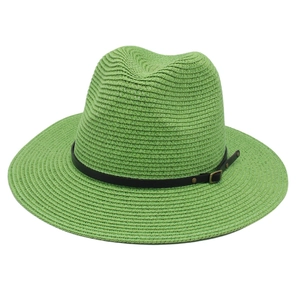 Dettaglio cappello Panama verde brillante con trama intrecciata e cinturino in pelle
