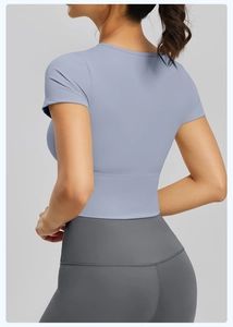 Top da yoga grigio-azzurro aderente con vista laterale posteriore del tessuto sportivo