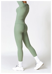 Détail de l'ensemble de yoga vert sauge montrant la coupe ajustée et l'effet liftant