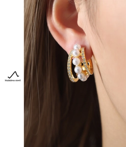 Détails de boucles d'oreilles en acier inoxydable doré en forme de C avec perles blanches