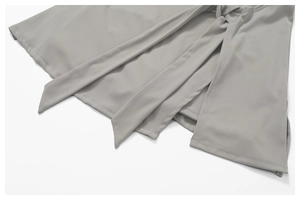 Détail de l'ourlet de la robe de sport grise avec design à lacets et coutures soignées
