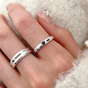 S925 sterling silver ring set featuring a layered band and a black heart charm ring