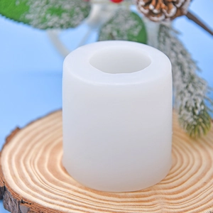 Stampo in silicone a pupazzo di neve per dolci e candele su fette di legno rustico