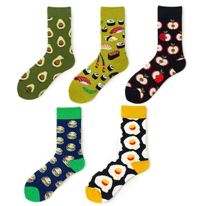 Vista piatta di calzini creativi in cotone con motivi alimentari come avocado e sushi